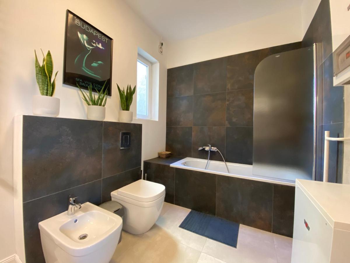 2 Bedroom 107 M2 Loft With Balcony Budapest Esterno foto