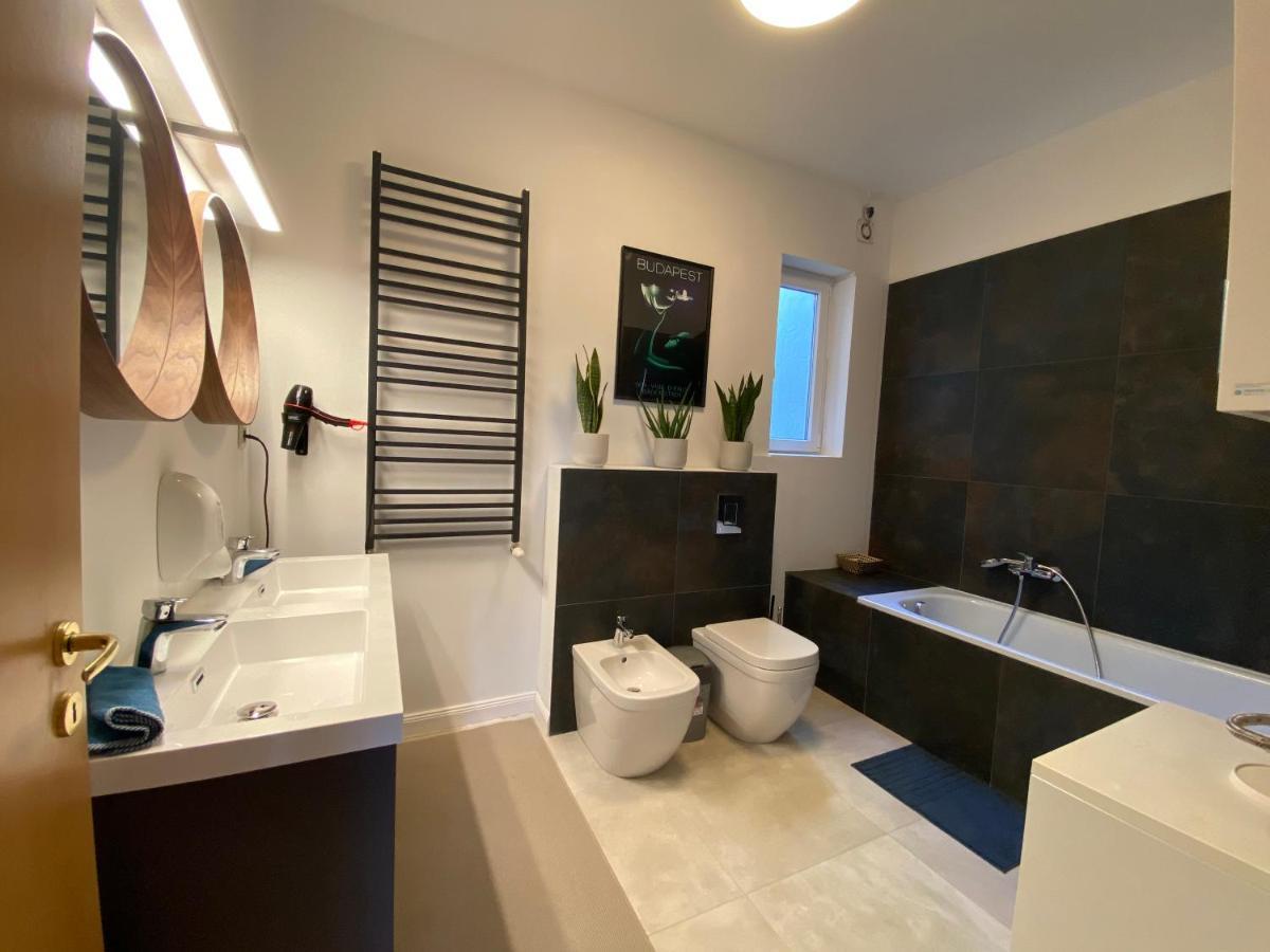 2 Bedroom 107 M2 Loft With Balcony Budapest Esterno foto